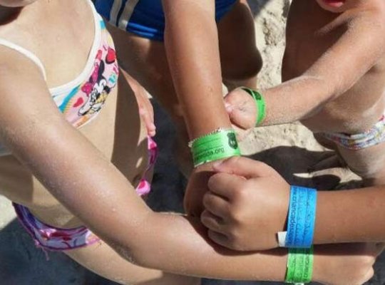 Uso de pulseira de identificação em crianças é tendência nas praias